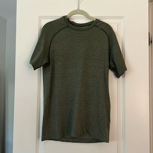 Men’s lululemon green shirt